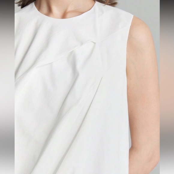 Elegant White Sleeveless Dress - Picture 5 of 12